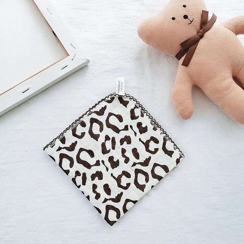 Baumwoll-Baby-Gesichtshandtuch Neugeborene Babyartikel 4-lagiges Musselin-Babylätzchen Taschentuch Weiches Speicheltuch Dreieckiges Füttern Spucktücher