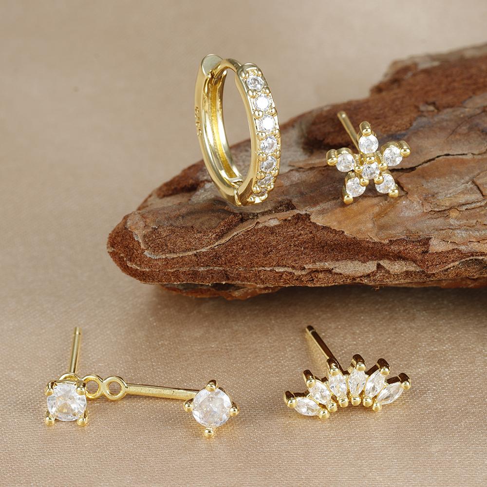 4-teiliges Set Huggie Hoop Ohrringe aus Edelstahl für Damen, Goldfarbe, Einzigartige Zirkonia Blume Ohrstecker Piercing Schmuck