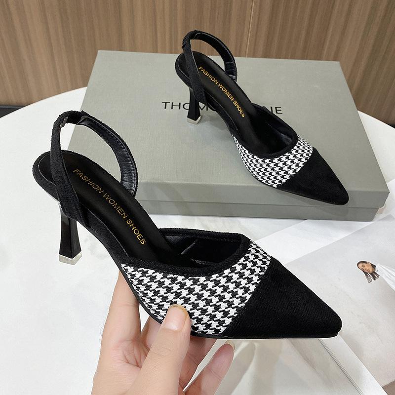 

After the female trend with sandals, the new models in the spring and summer of 2025 will be strapped high heels, and the pointed end will be matched 40 чёрный