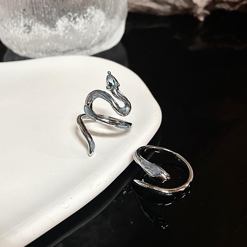 Sea Ice Blue Snake Court Ring High Sense Cold Wind French Female Personality Opening Niche Design Couple Ring