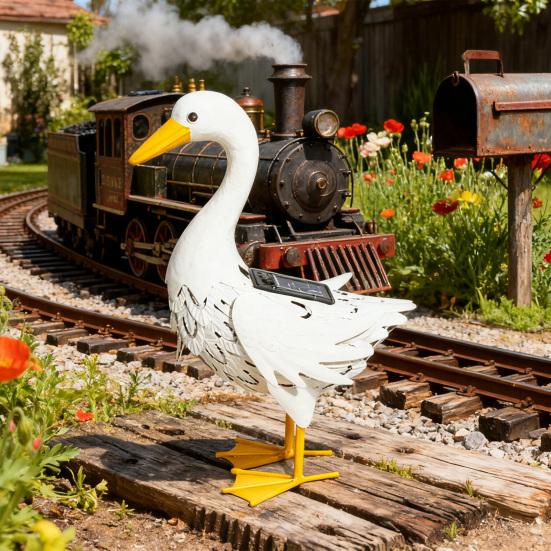 Solar Porch Goose Statue, Metal Garden Goose with Solar Light for Lawn Yard Backyard, Front Porch Goose for Garden Decoration
