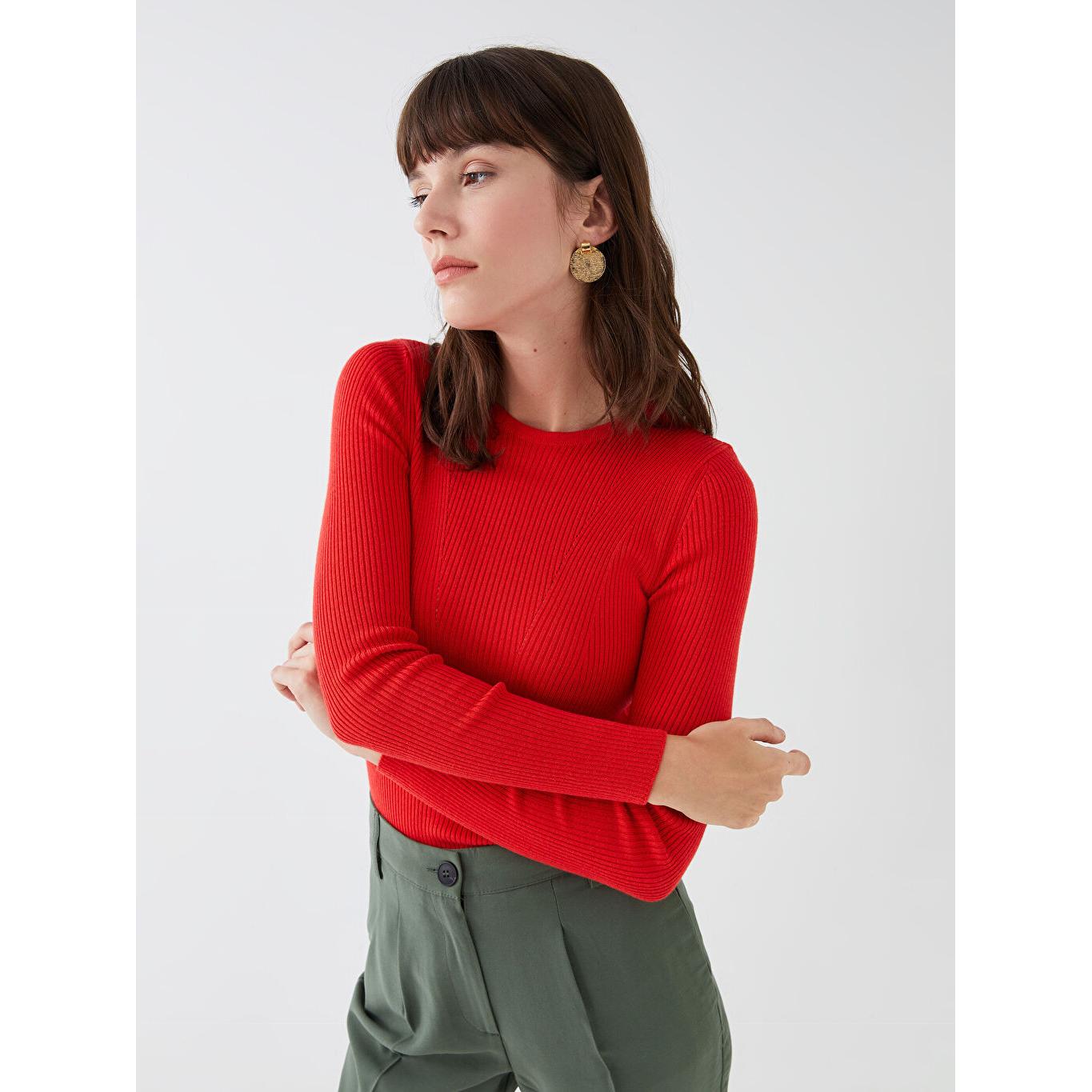 

Женский трикотажный свитер с круглым вырезом и длинными рукавами красный