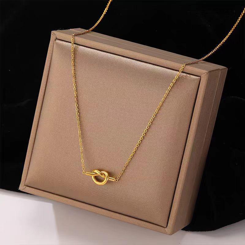 High-End Heart & Geometric Titanium Steel Clavicle Necklace for European & American Markets