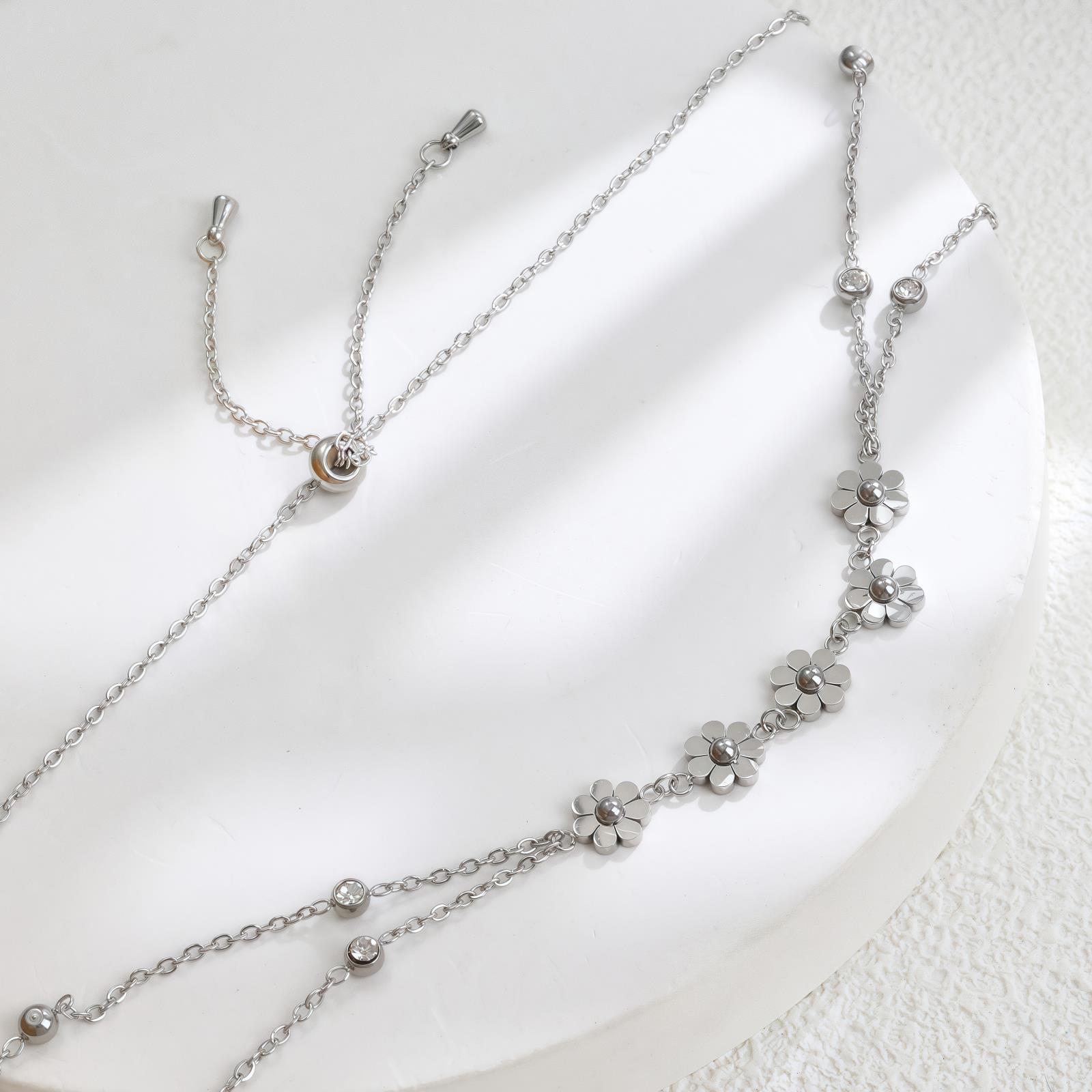 

Niche Design Small Daisy Zircon Necklace Titanium Steel Necklace Stacked Collarbone Chain Women Do Not Fade