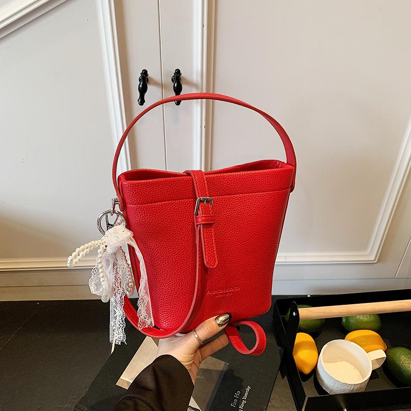 Bag Women's New Versatile Shoulder Messenger Bag Fashionable Commuting Texture Casual Bucket Bag Tide