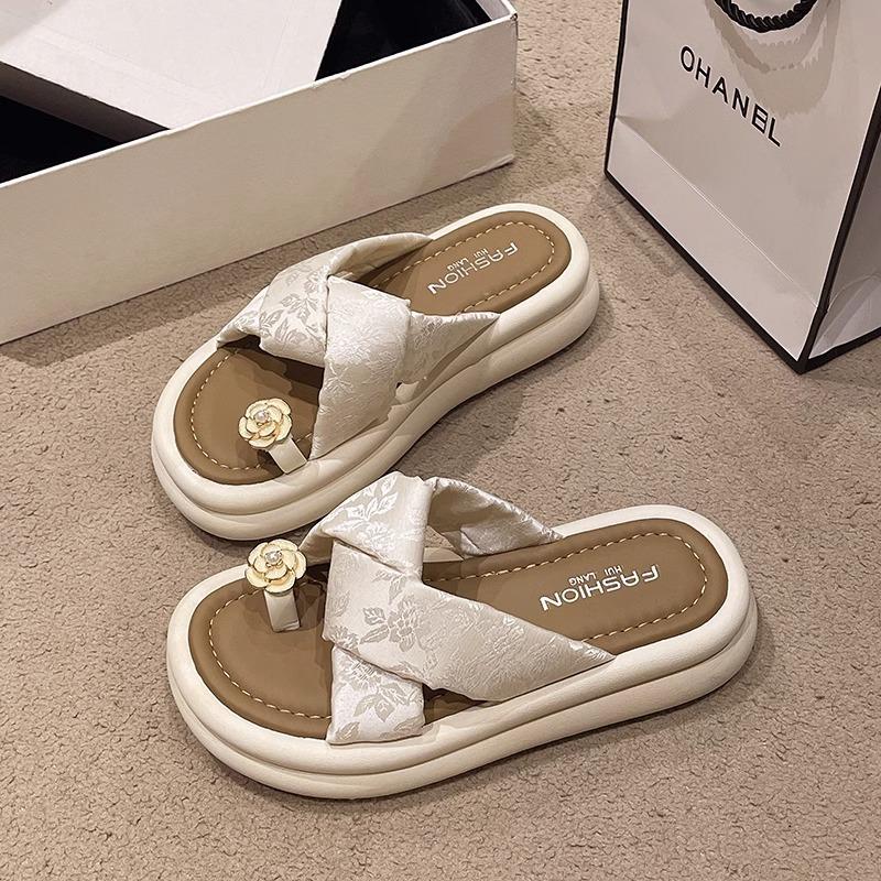 With skirts, slippers, women's summer wear 2025 new French toe muffin thick-soled sandals, new Chinese shoes