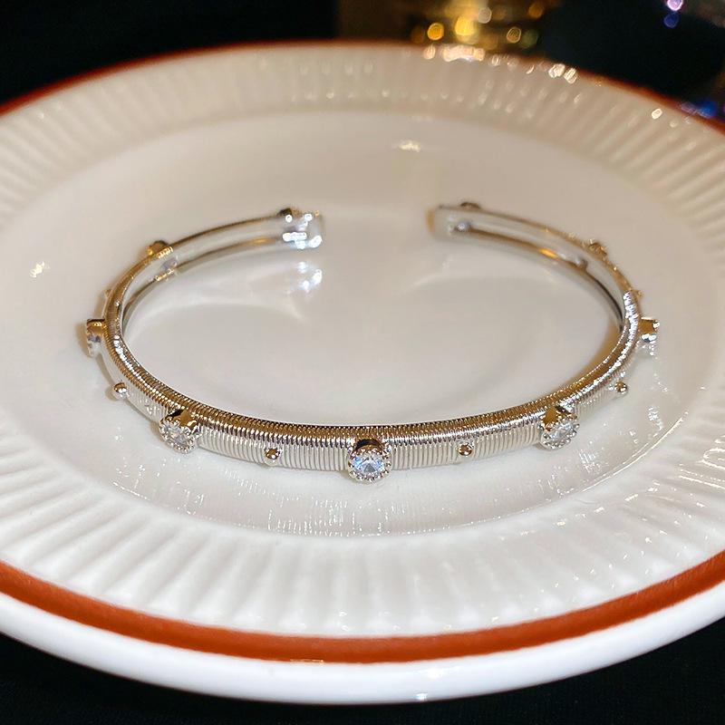 Geometrisches gebürstetes Armband im europäischen Palaststil mit Zirkonia: Retro, Leichter Luxus Hand Schmuck
