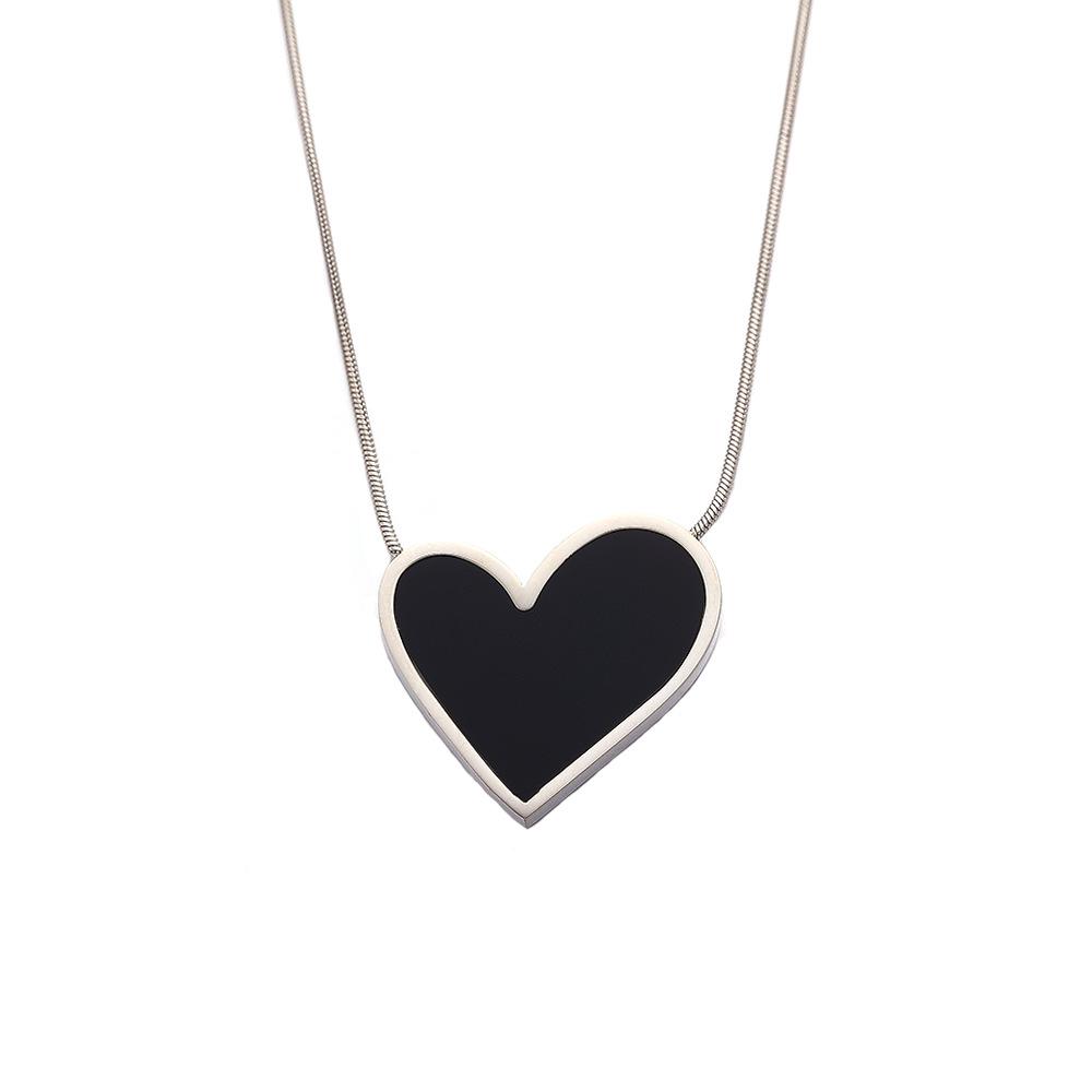 Black Heart Mother-of-Pearl Pendant Necklace - Versatile Heart-Shaped Sweater Chain for Women