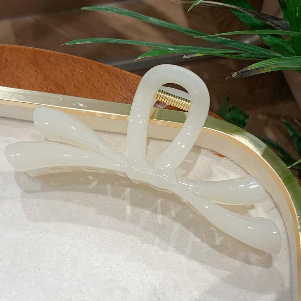 Elegant Large Bow Claw Clip - High-End Shark Hair Clip for Simple Updo Hairstyles, Women's Hair Accessory.