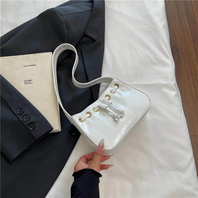 Fashion niche handbag women's 2025 new simple fashion underarm bag shoulder bucket small square bag