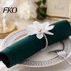 Serviettenring 6 Stück Weiße Lotusringe, Chiffonblumen Metallhalter, Weicher Stoff Perlen-Dinnerringe für Hochzeit Junggesellinnenabschied Tisch
