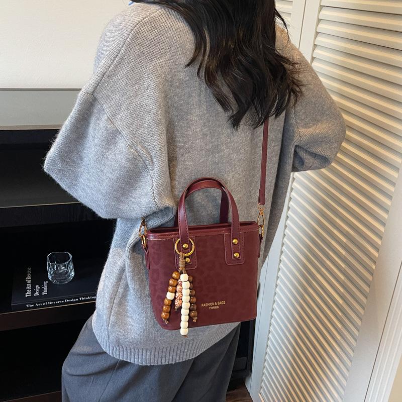 Tide Leopard Print Handbag, Commuter Bucket Bag, Women's 2025 Autumn and Winter New Trend Messenger Bag, Foreign Style Shoulder Bag