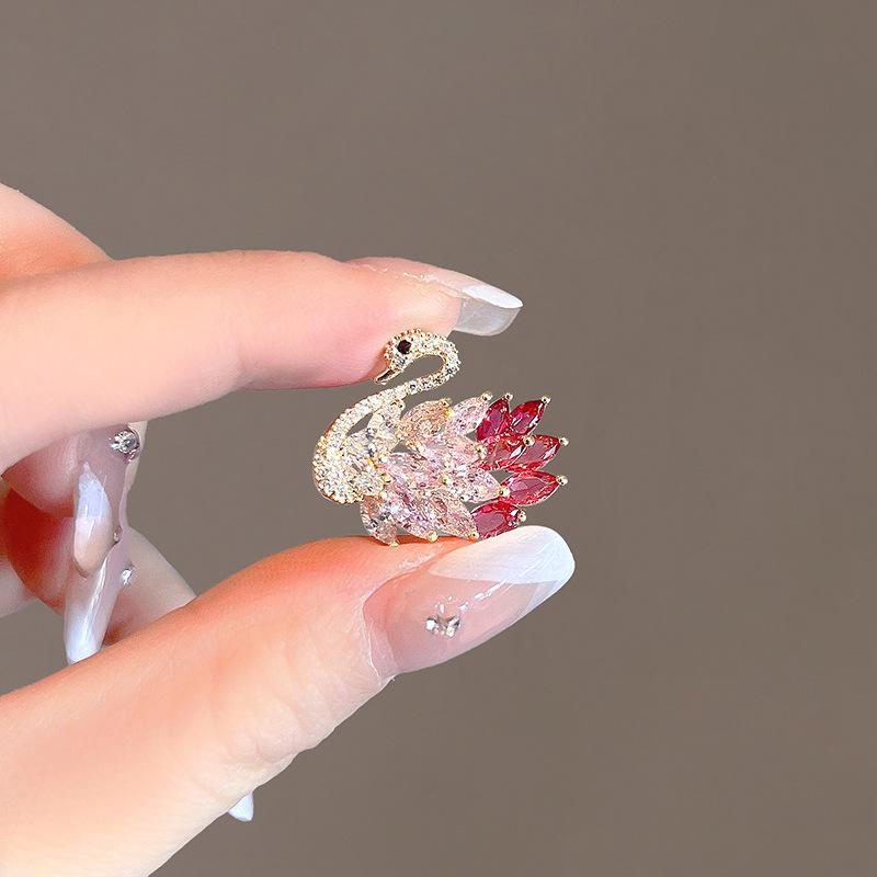 Anti-Light Collar Swan Small Brooch Female Ins Trendy Personality Temperament Coat Cardigan Pin Corsage