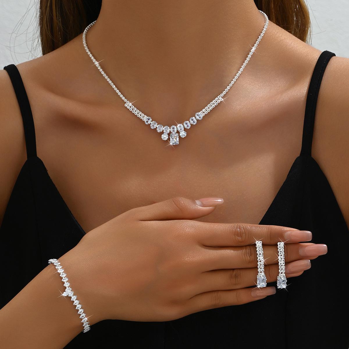 

Роскошный темпераментный комплект украшений из стразов и циркония, ожерелье, серьги, браслет, комплект из трех предметов