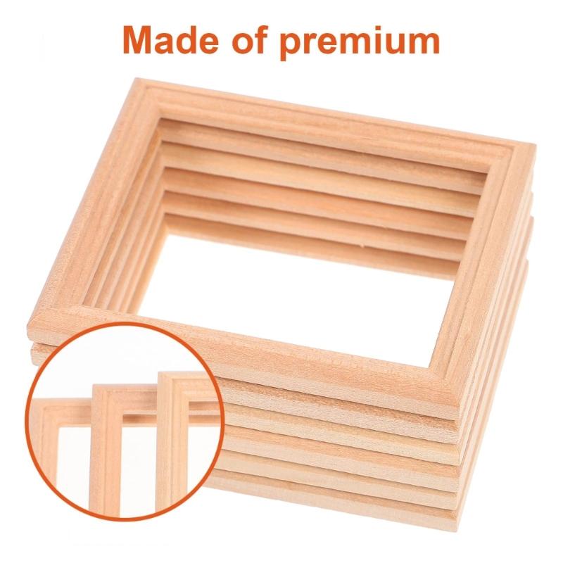 Handgefertigtes Holz-Fotorahmen-Set im Maßstab 1:12 zur realistischen Präsentation im Wohnzimmer von Puppenhäusern