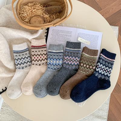 Damen Herbst und Winter Verdickte Warme Persönlichkeit Bequeme Woll-Mittelrohrsocken