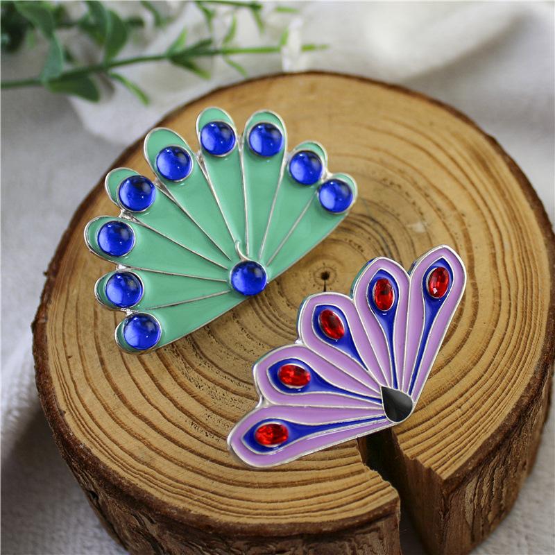 Hot 1Pc Crystal Diamond Peacock Animal Pin Anime Creative Fantail Brooch Role Play Props Men And Women Backpack Jewelry Gift