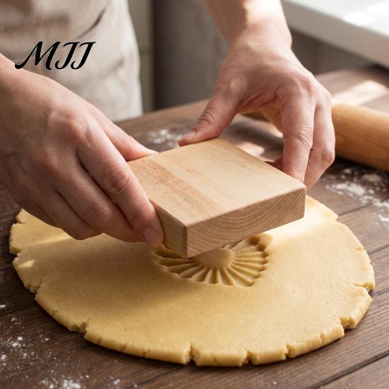 Easy Clean Dough Decorating Tools Wood Cookie Cutter Mold, Round Gingerbread Biscuit Stamp for Professional Pastry Shaping DIY Baking, Cake