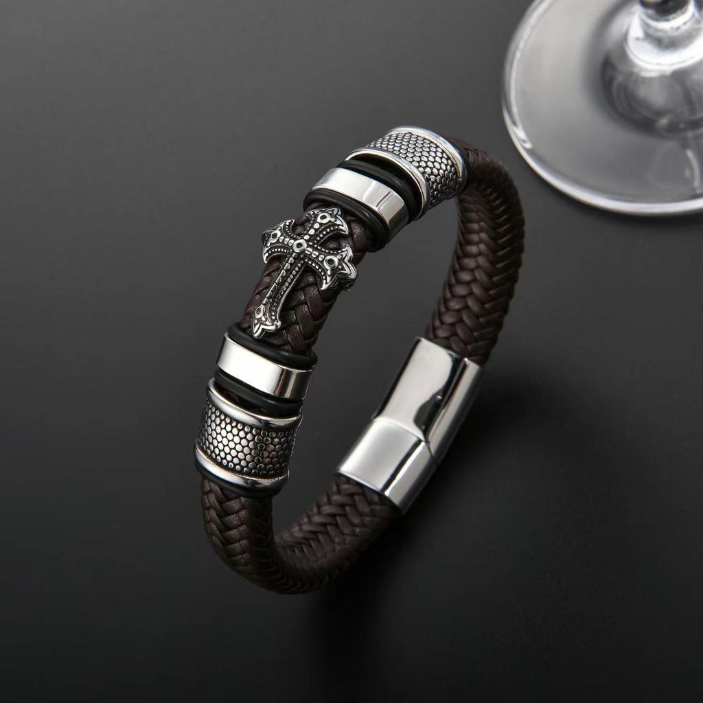 Geflochtenes Lederarmband für Herren mit Metall-Kreuz-Anhänger Verstellbarer Verschluss Langlebiges handgefertigtes Accessoire für den Alltag