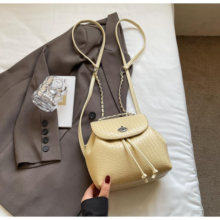 

Рюкзак женский модный 2025 новый высококлассный плетеный узор нишевый дизайн сумка на цепочке женский летний портативный рюкзак