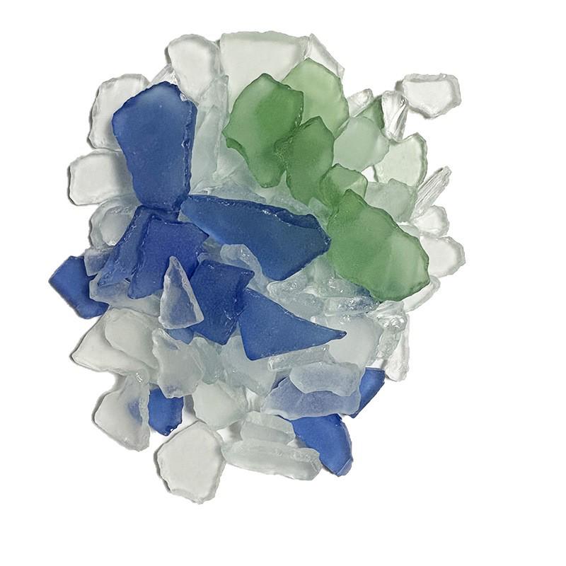 DIY Weihnachtsbaum aus Treibglas: Handgemalte Steine mit rohen Muscheln und Seeglasstücken