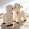Cagnolino Bianco Docile Peluche di Agnello Giocattoli di Peluche Realistici Pecora con Campanellino Bambole di Peluche Giocattoli per Bambini Regali di Compleanno per Bambini Decorazioni per la Casa