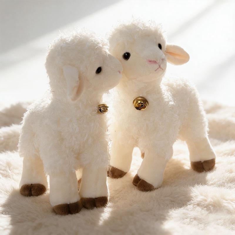 Cagnolino Bianco Docile Peluche di Agnello Giocattoli di Peluche Realistici Pecora con Campanellino Bambole di Peluche Giocattoli per Bambini Regali di Compleanno per Bambini Decorazioni per la Casa