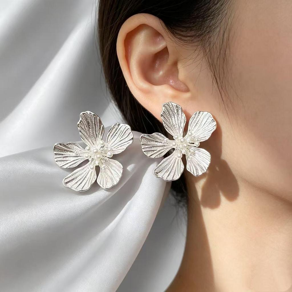 Three-Dimensional French Texture Silver Pearl Flower Stud Earrings for Women - Cool and Elegant Design