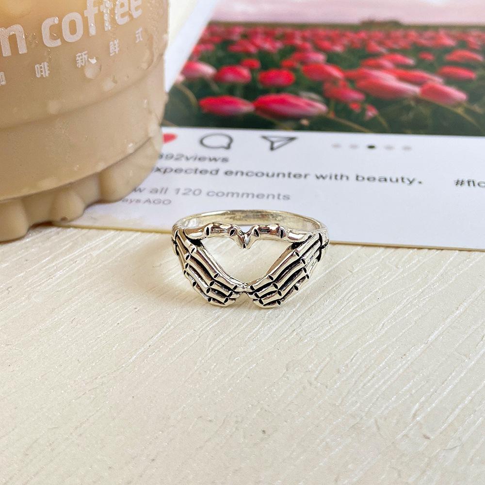 Vintage Fashion Distress Skeleton Hand Heart Gesture Finger Ring Jewelry for Unisex Hip-hop Personality Party Gift
