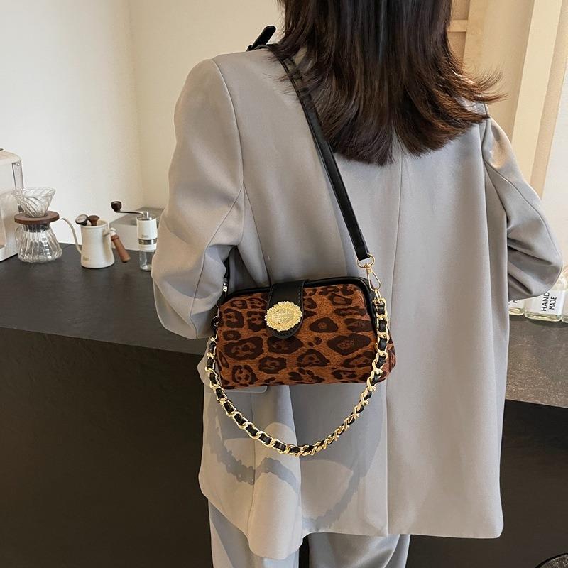 Premium bag women's autumn and winter new retro leopard print messenger bag versatile chain clip small square bag