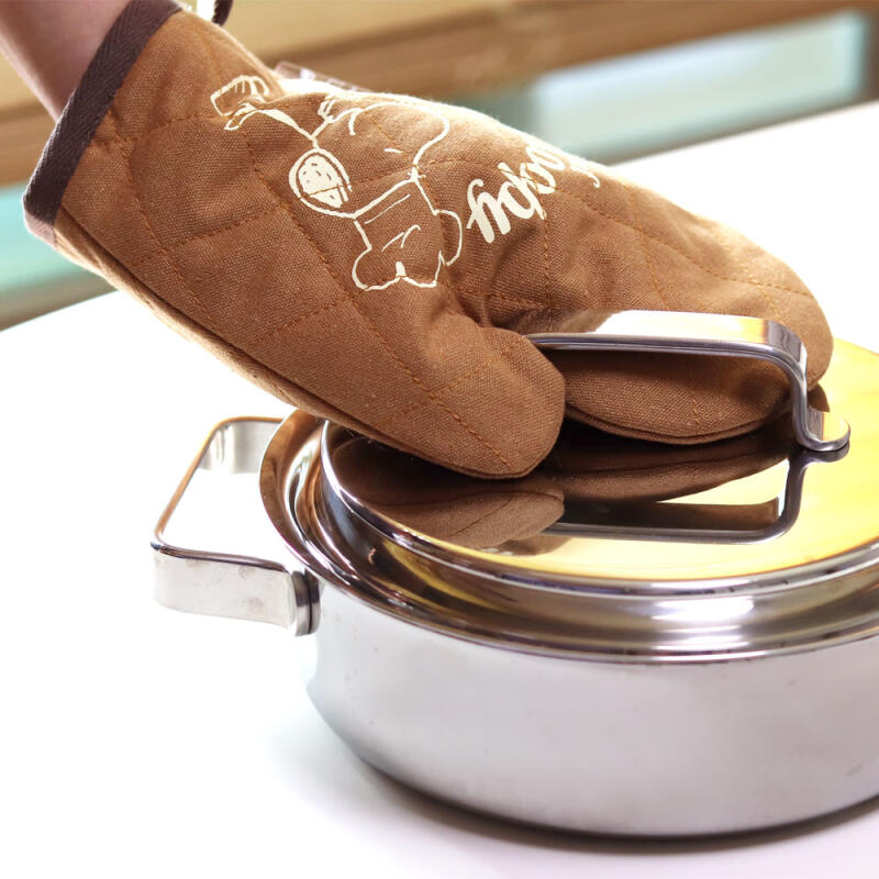 Snoopy Chef s Camel Gloves