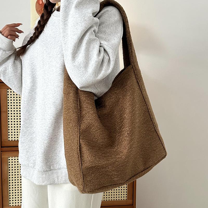 

Commuter woolen large-capacity handbag women s autumn and winter new trendy versatile shoulder bucket bag коричневый