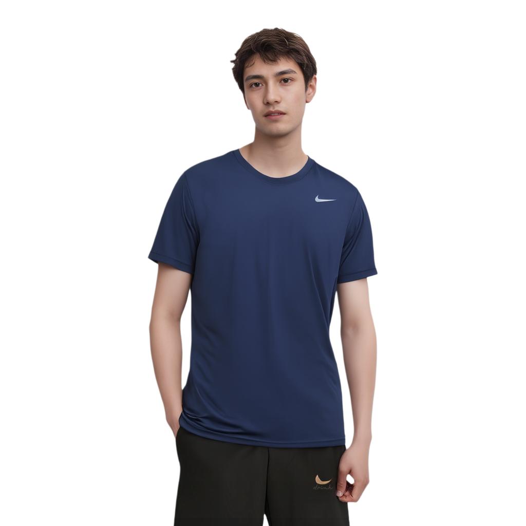 Nike טי שירט נוחה עם שרוולים קצרים לגברים, צווארון עגול עם לוגו Dri-Fit, ייבוש מהיר, קז'ואל, כחול עמוק אוניברסיטאי, אפור מגניב, HF0507-419