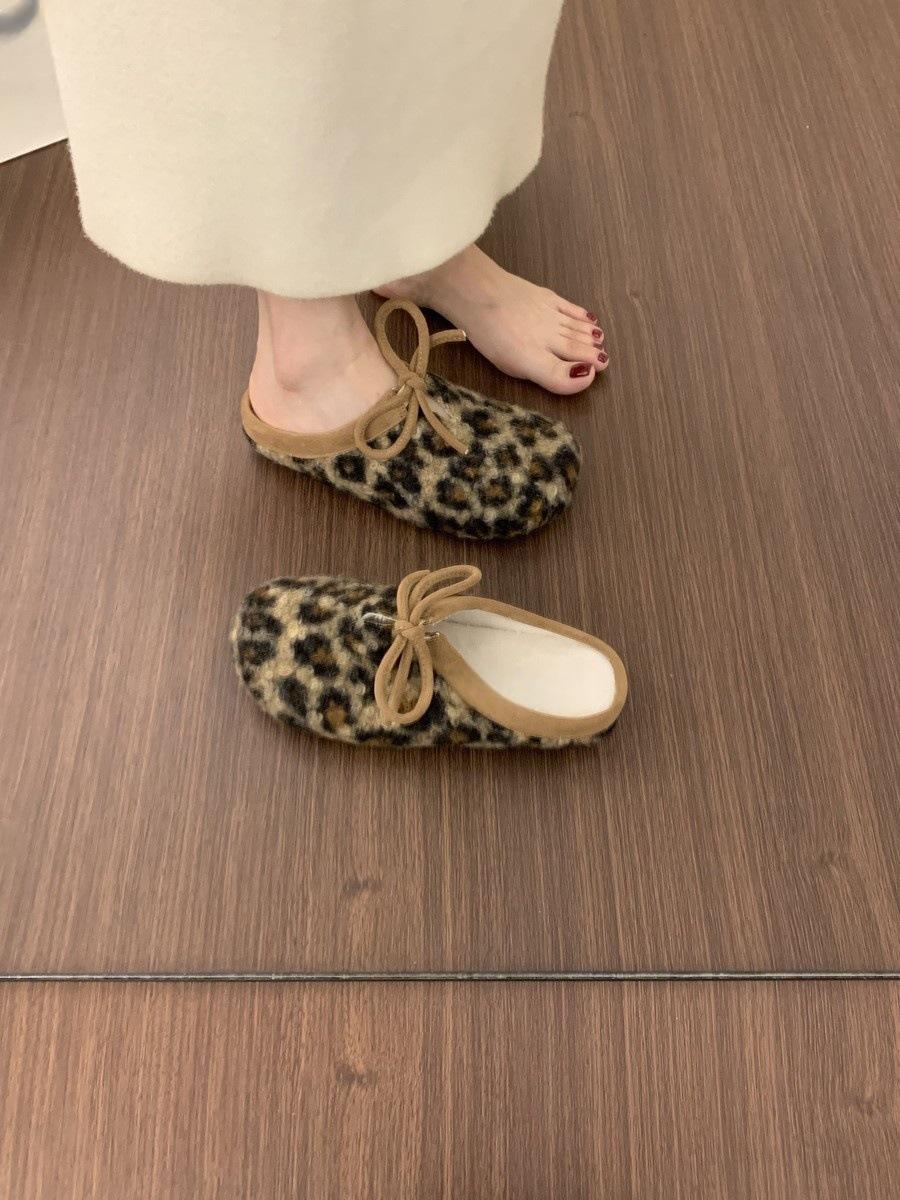 

Niche Design Sense Leopard Print Bag Head Half Slippers Women Wear Muller Shoes Lazy Pedal Warm Plush Shoes 40 леопард друку кольору