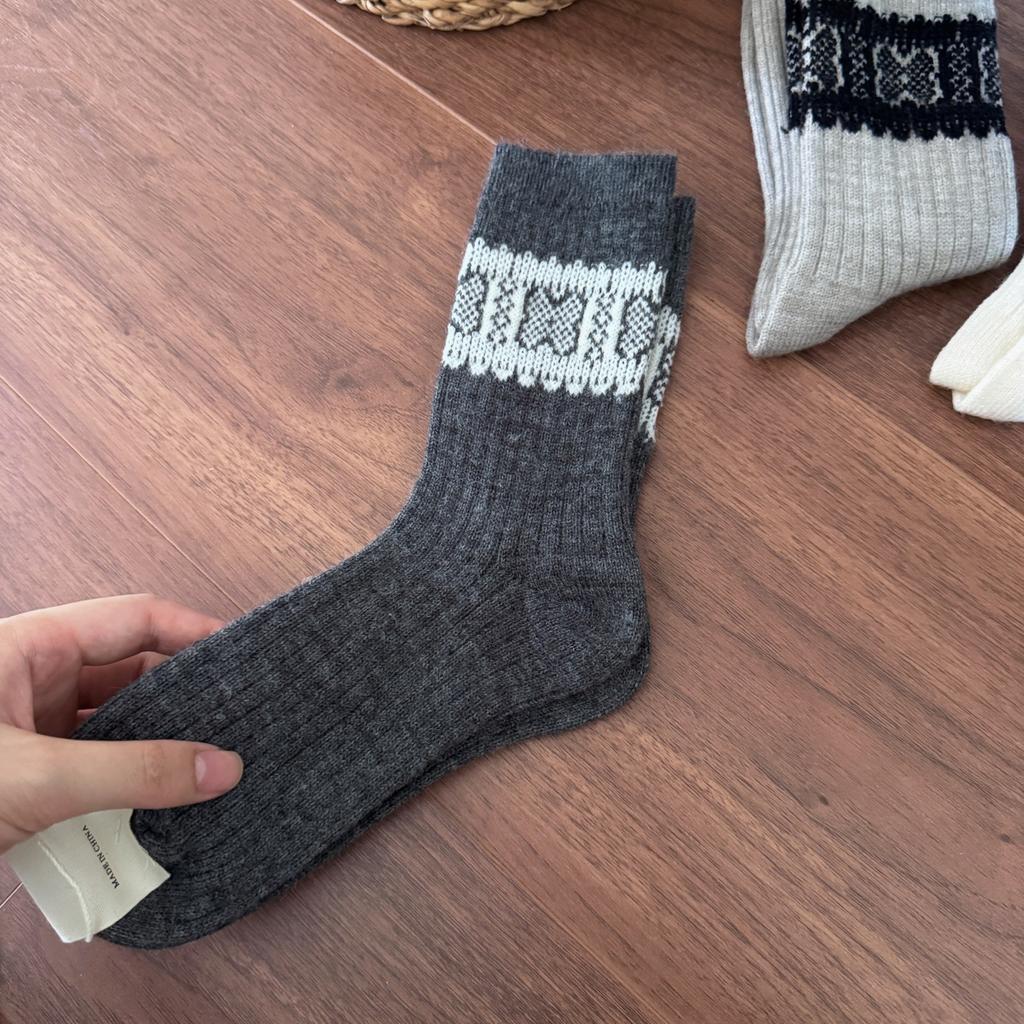 Retro Cross-patterned Wool Socks for Autumn and Winter Warmth, Color-blocked Mid-calf Socks, Double-needle Soft and Sticky Socks