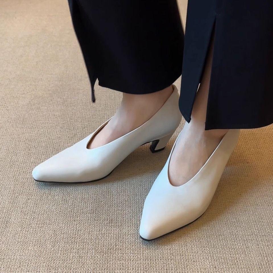 Nowe minimalistyczne codzienne retro szpilki z ostrym noskiem i dekoltem w serek nowy lekki otwór gruba podeszwa dojazdy moda małe buty na płaskiej podeszwie damskie