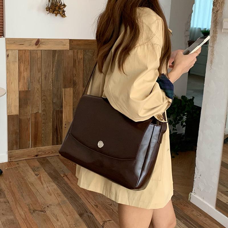 

2026 Retro Niche Large-Capacity Briefcase: Simple Textured Commuter Messenger Bag темно-коричневого