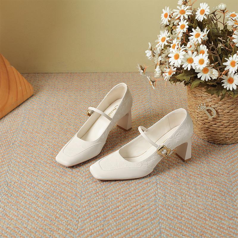 Fashion versatile high heels women's 2025 new Xiaoxiangfeng square head shallow mouth thick heel one-word buckle with Mary Jane single shoes