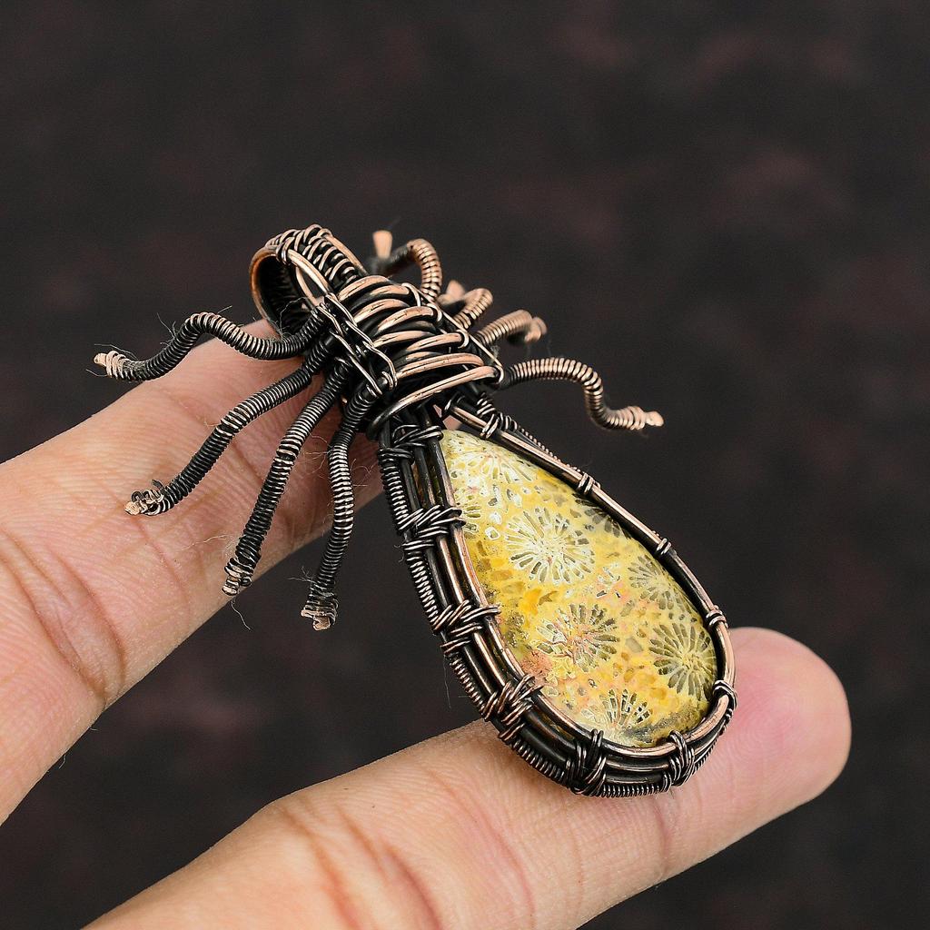 Fossile Koralle Anhänger Kupferdraht umwickelter Anhänger Handgefertigter Anhänger Fossile Koralle Schmuck Edelsteinanhänger Spinne Kupferschmuck Geschenk für Mama