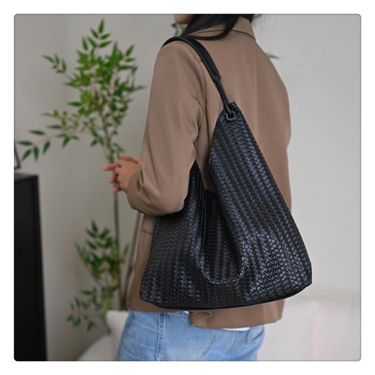 Women's 2025 Retro Large Capacity Woven Shoulder Tote Bag - New Fashion, Commute Style.