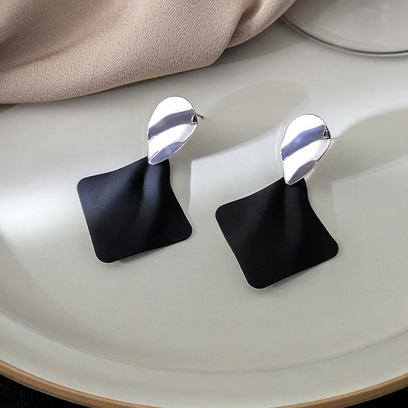 Retro Temperament Pleated Earrings, High-End Black Geometric Rhombus Earrings Irregular Personality Earrings Women