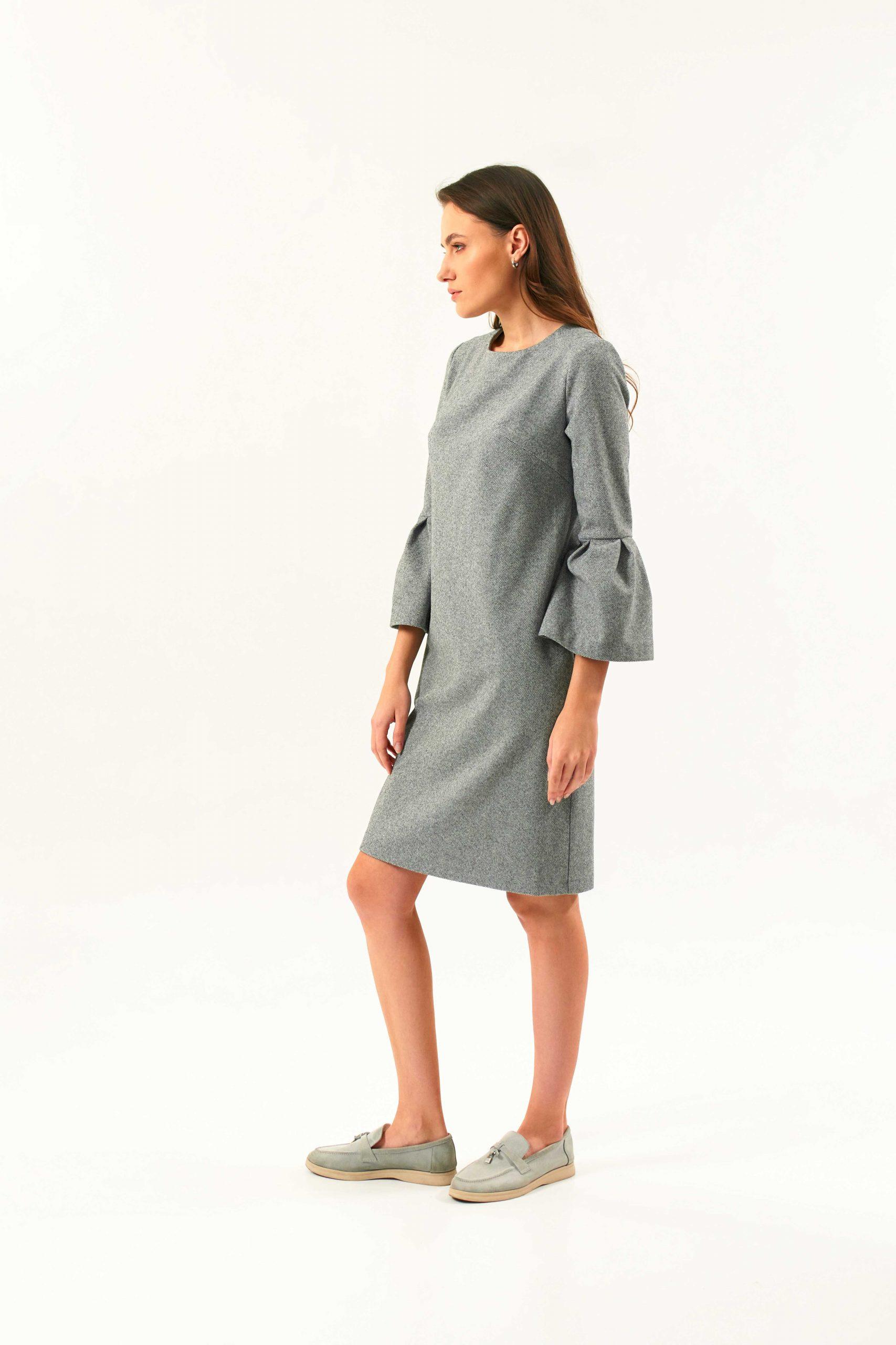 

Сукня з воланами на рукавах із фактурної тканини коктейльна сукня 44 шифер сірий колір