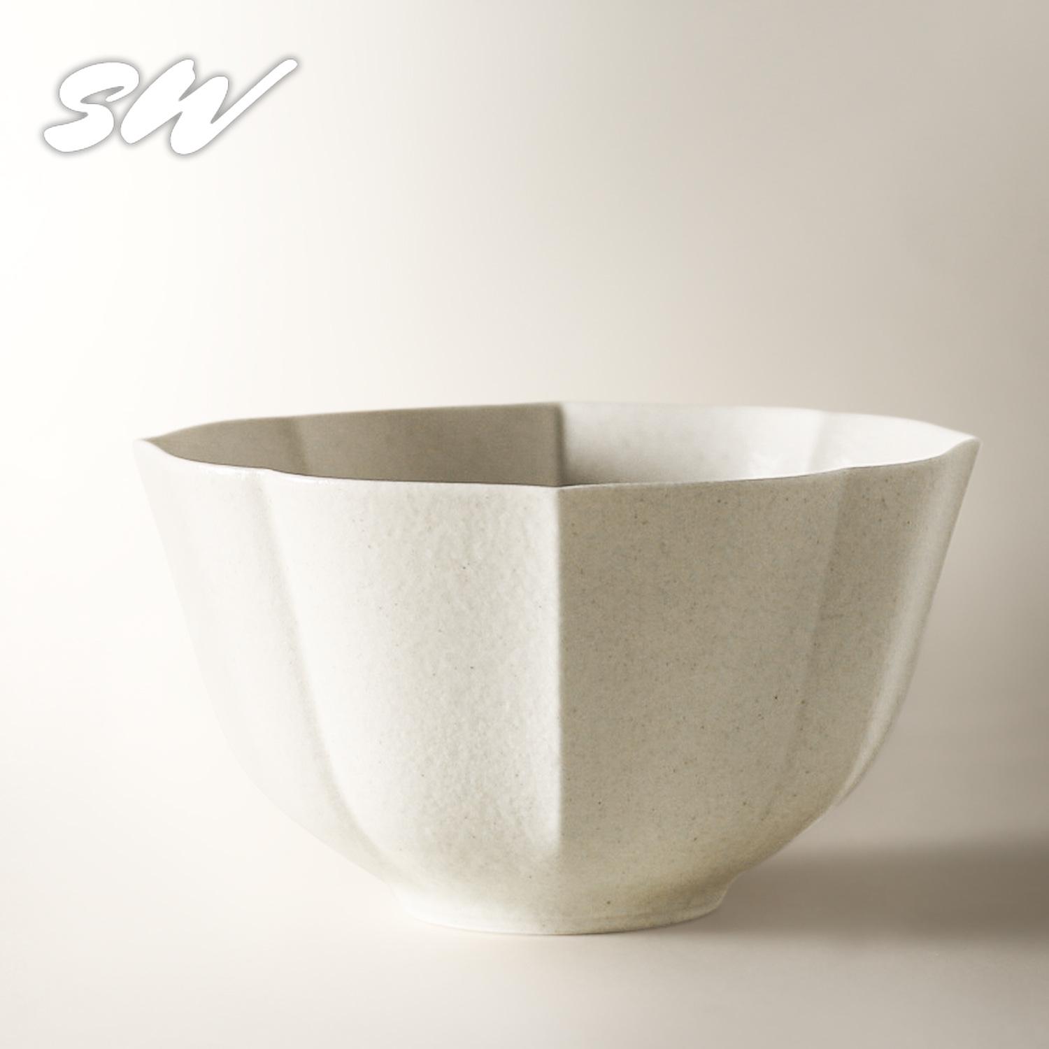 Japanese Retro Floral Pattern Ceramic Bowl: Handcrafted for Rice, Soup, Noodles, Desserts, and Fruit.