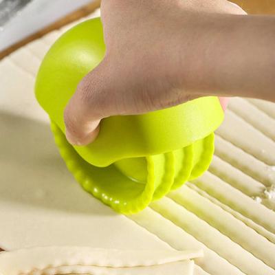 Kitchen Pastry Cutter Round Twist 360 Rolling Edge Comfortable To Grip Easy To Operate Pastry Cutter