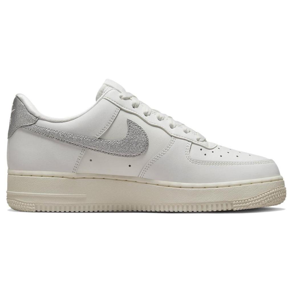Nike Air Force 1 07 Essential Silver Swoosh Damen-Sneaker Weiß Summit-White Metallic-Silber DQ7569-100