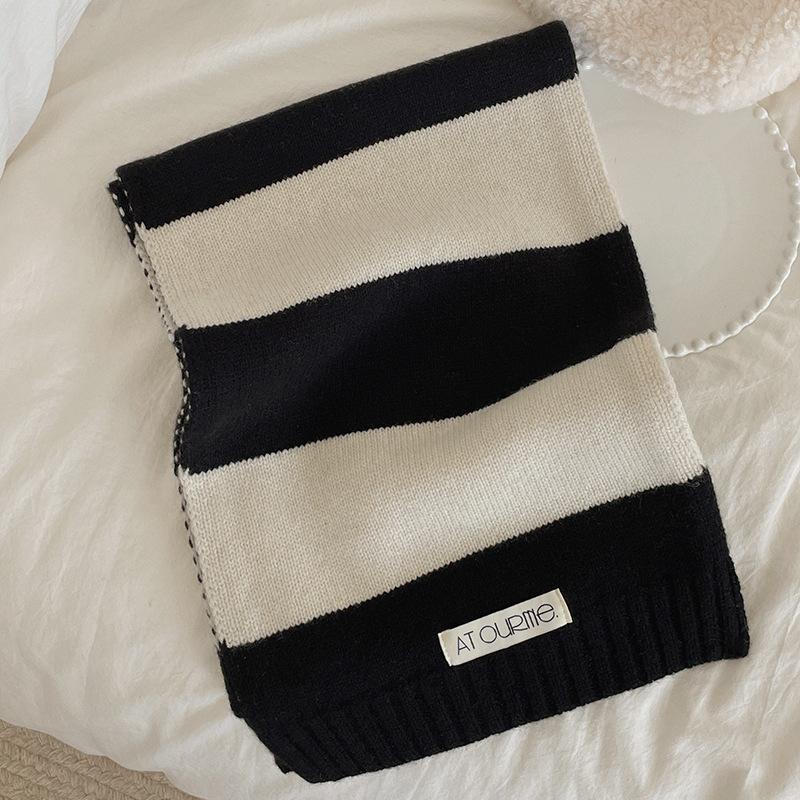 This is a new autumn and winter versatile scarf with a color blocking atmosphere and a high end look  It is a fashionable and warm scarf for women