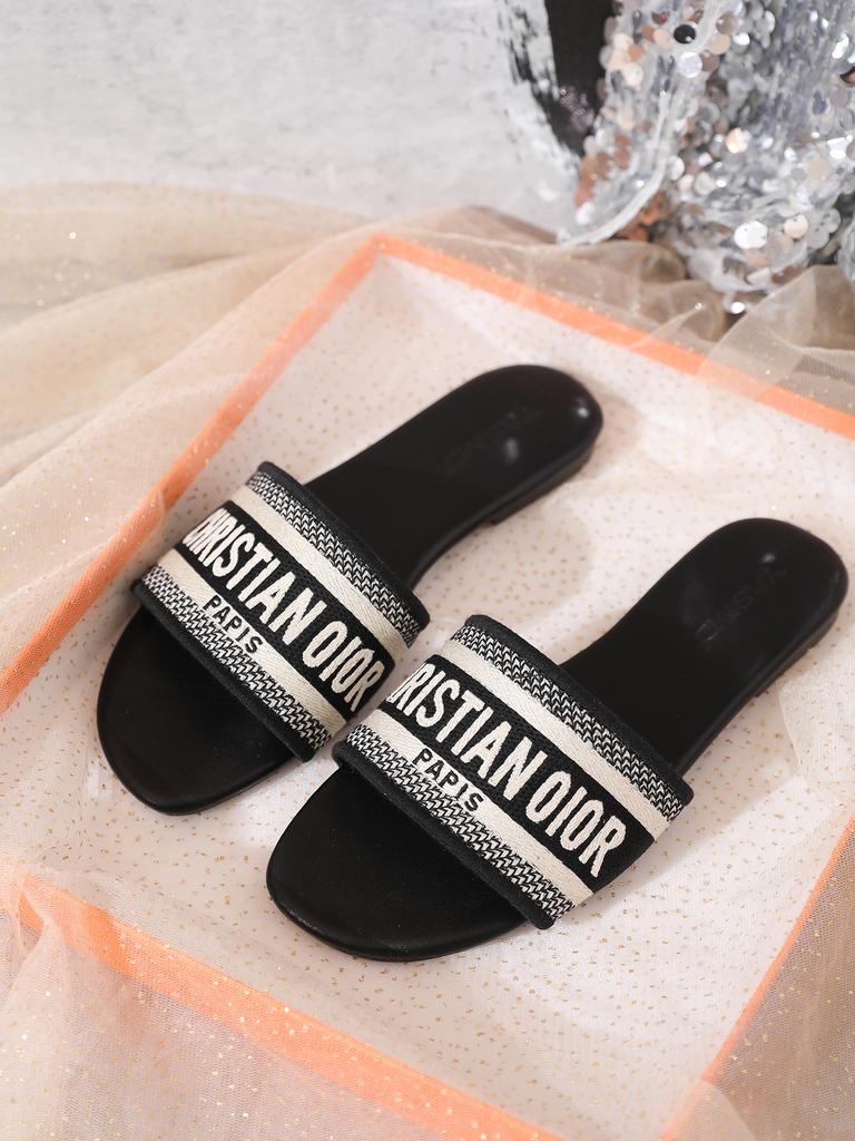 Pantofle Su Yinyin stejné místo 2025 nové temperamentní vyšívané pantofle dámské letní módní sandály venkovní dámská obuv