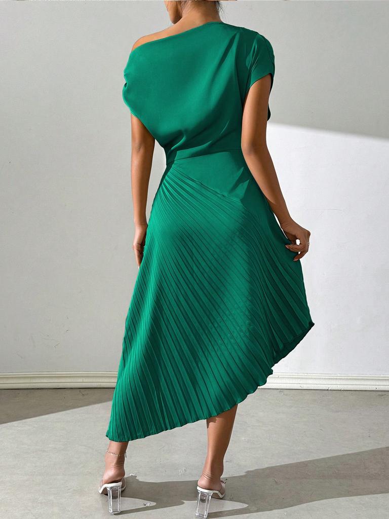 Sommar ny elegant sned axel en-ords krage plisserad höftomslutande design oregelbunden klänning dam