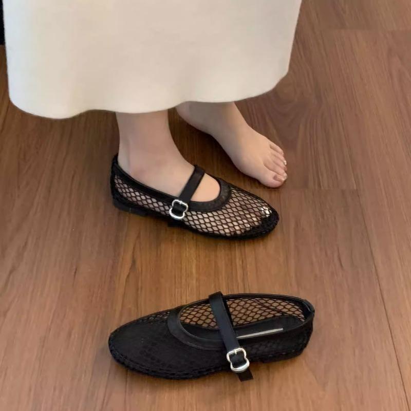 Neue atmungsaktive Sandalen mit ausgehöhlten Einzelschuhen für Damen, flach und einfüßig