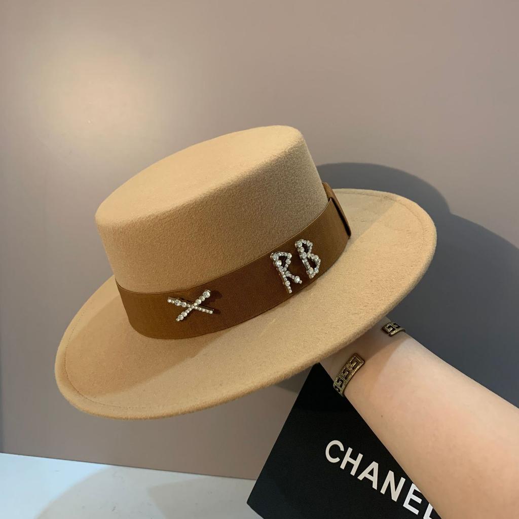 New Fedoras Women's Hat Flat Top Cap French Elegant Straw Hat Fedora Pearl Chain Hat Travel Beach Hat Panama Wide Brim Hat